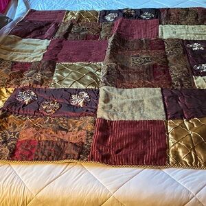 NWT Elegant Patchwork Quilt in Burgundy and Gold